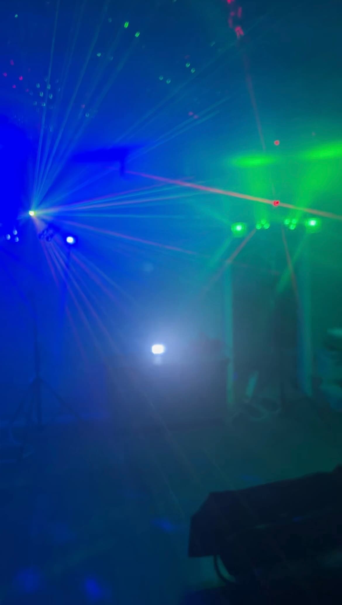 Lysrigg med laser og røykeffekt på en fest